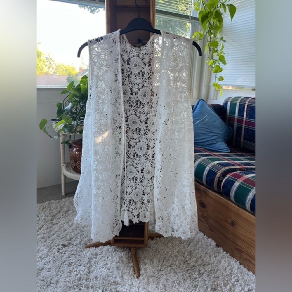 Suzanne‎ Betro Ivory Floral Tie-Front Vest